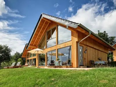 Rheinblick-Chalet: Hausansicht mit Terrasse