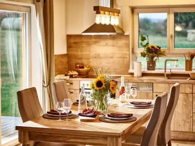 Land-/Jagd-Chalet: Wohnraum mit Esstisch