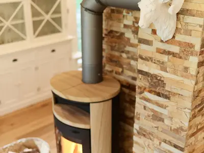 Rheinblick-Chalet: Kaminofen im Wohnraum