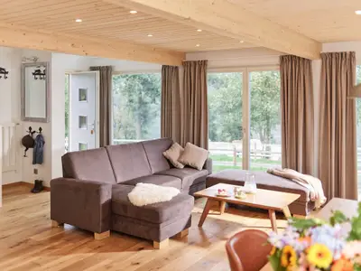 Rheinblick-Chalet: Wohnraum mit Terrasse