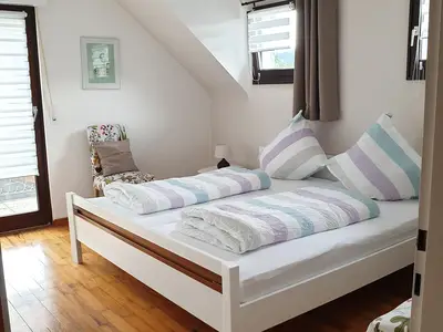 Doppelzimmer mit Balkon im OG Doppelzimmer mit Balkon im OG
