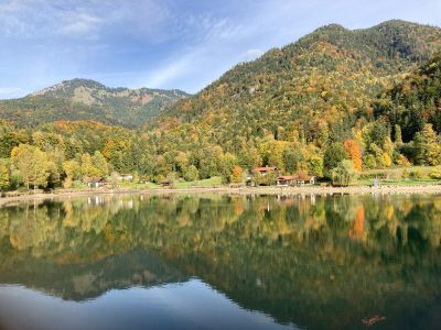 Wössner See mit Seewirtschaft und Liegewiese im Herbst