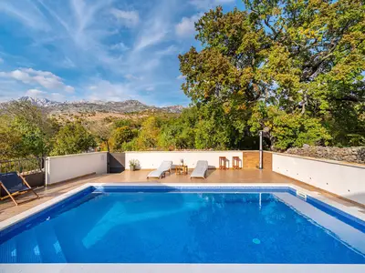 PoolOfHouse