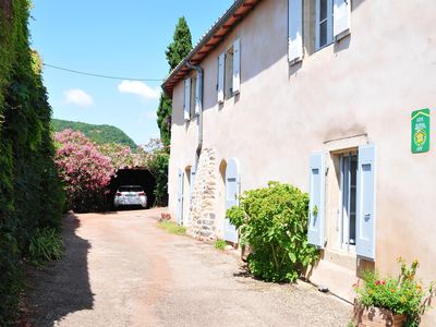 Au fond abri voiture et à gauche le jardin