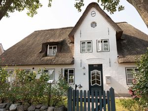 Die Wohnung 2 - Kleine Pause - im Alten Schulmeisterhaus umfasst die gesamte rechte Haushälfte.