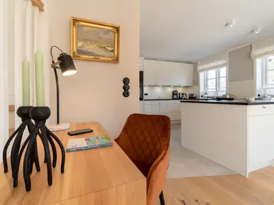 Die große und helle Küche hat alles was man zum kochen braucht.