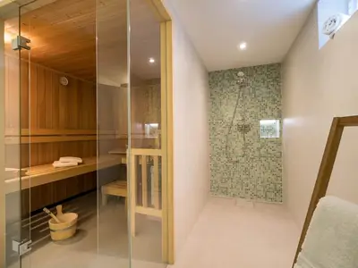 Im Wellnessbereich befindet sich die hauseigene Sauna.