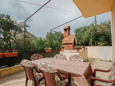 Ferienhaus für 8 Personen (100 m²) in Okrug Gornji 1/10