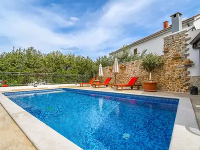 Ferienhaus für 8 Personen (100 m²) in Okrug Gornji 1/10