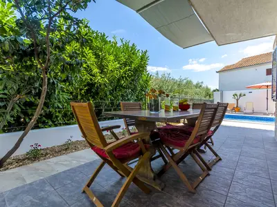 Ferienhaus für 8 Personen (100 m²) in Okrug Gornji 3/10