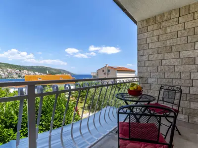 Ferienhaus für 8 Personen (100 m²) in Okrug Gornji 4/10