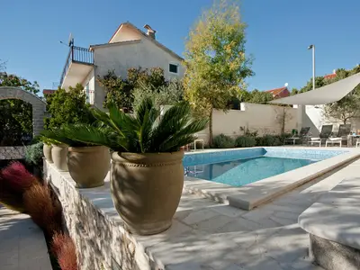 PoolOfHouse