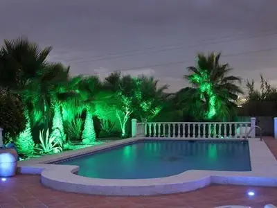 Boden- und Pflanzenbeleuchtung geben dem Poolbereich ein gemütliches Ambiente