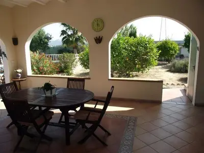 von der Arkadenterrasse gelangt man in den Obstgarten …..