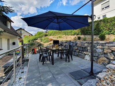 Gartenterrasse mit Grill und Essbereich