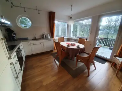 EG: Küche mit schönem Ausblick und Zugang zur großen sonnigen Küchenterrasse