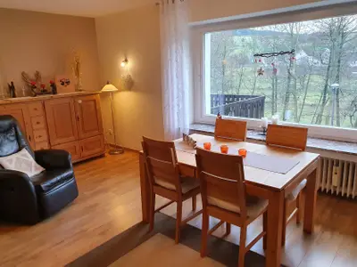 EG: Wohnzimmer mit Blick ins Grüne