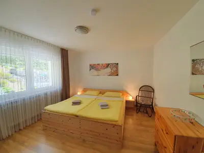 EG: Schlafzimmer mit Doppelbett
