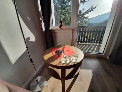 OG: Wohnzimmer mit Bergblick und Balkon