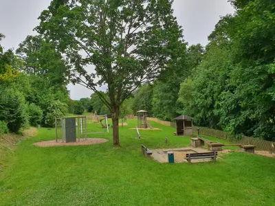 Großer Spielplatz in 50m Entfernung vom Haus