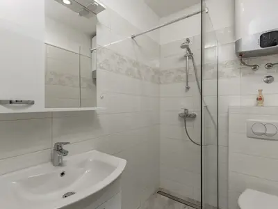 Badezimmer mit Dusche