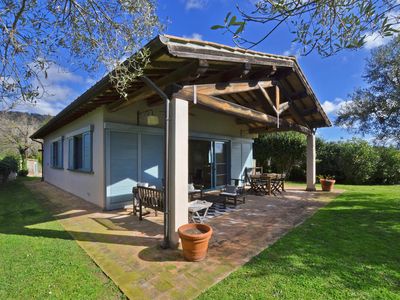 Das typische Chalet mit dem Garten und der umliegenden Wiese