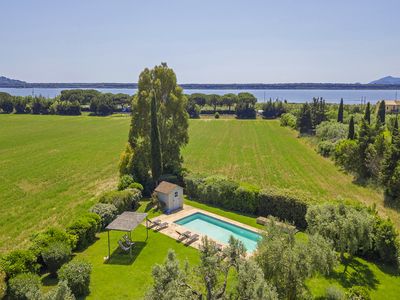 Der ausgestattete Pool und der gepflegte Garten