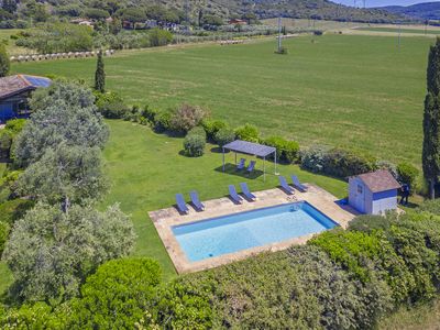 Das Chalet und die grüne Umgebung mit dem schönen Pool