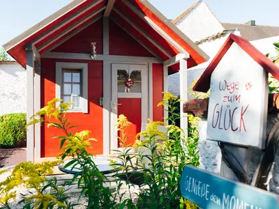 Gartenhaus rot ab einer Nacht buchbar