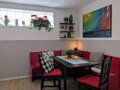 Gemütliche Essecke für beide Gartenhäuser