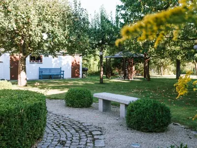 mit Garten zum Verweilen