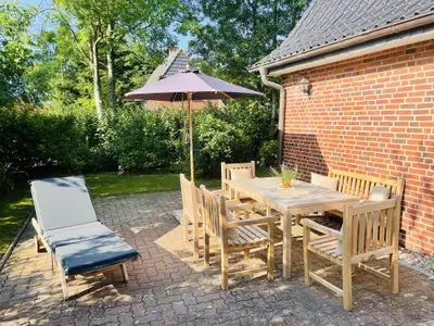 Terrasse mit Morgensonne vorm Haus
