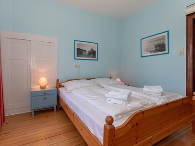 2. Schlafzimmer mit Doppelbett und Kleiderschrank