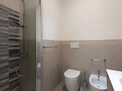 Badezimmer mit Dusche
