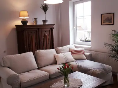 Wohnzimmer mit Durchgang ins Speisezimmer