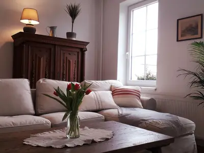 Gemütliches Sofa im Wohnzimmer