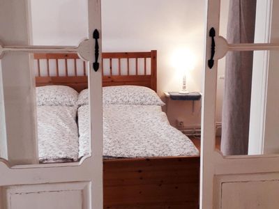 Schlafzimmer mit kleiner Veranda