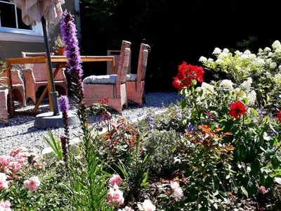 Sonnenterrasse hinter dem Haus