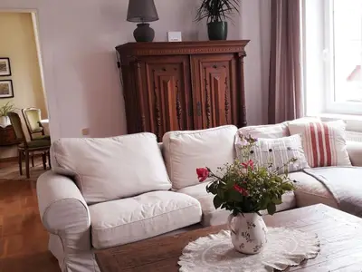 Das Wohnzimmer mit Blick ins Speisezimmer
