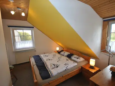 Schlafzimmer mit Doppelbett
