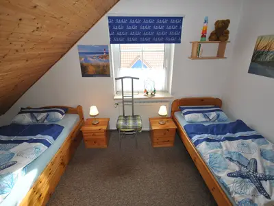 Schlafzimmer mit zwei Einzelbetten