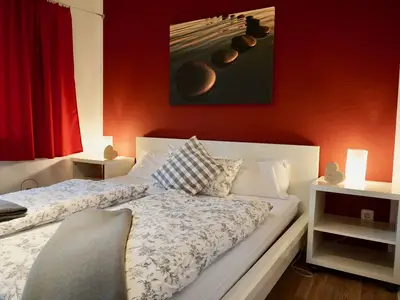 Schlafzimmer mit Doppelbett
