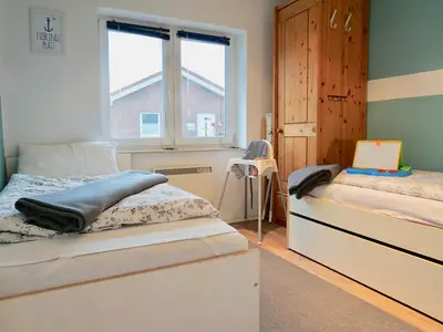 Schlafzimmer mit zwei Einzelbetten