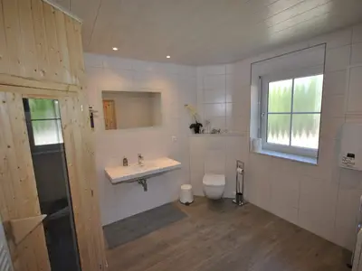 Badezimmer mit Blick in die Sauna