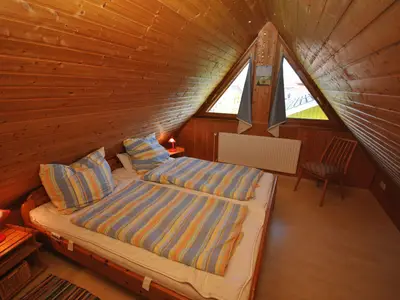 Schlafzimmer mit Doppelbett