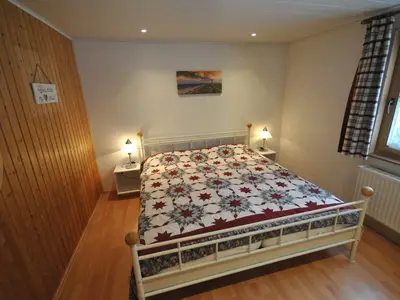 Schlafzimmer mit Doppelbett