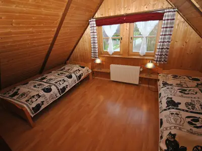 Schlafzimmer mit zwei Einzelbetten