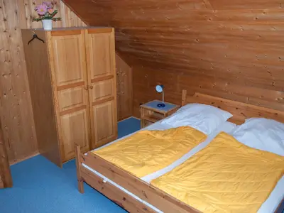 Schlafzimmer mit Doppelbett
