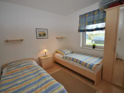 Schlafzimmer mit zwei Einzelbetten