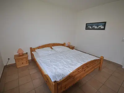 Schlafzimmer mit Doppelbett